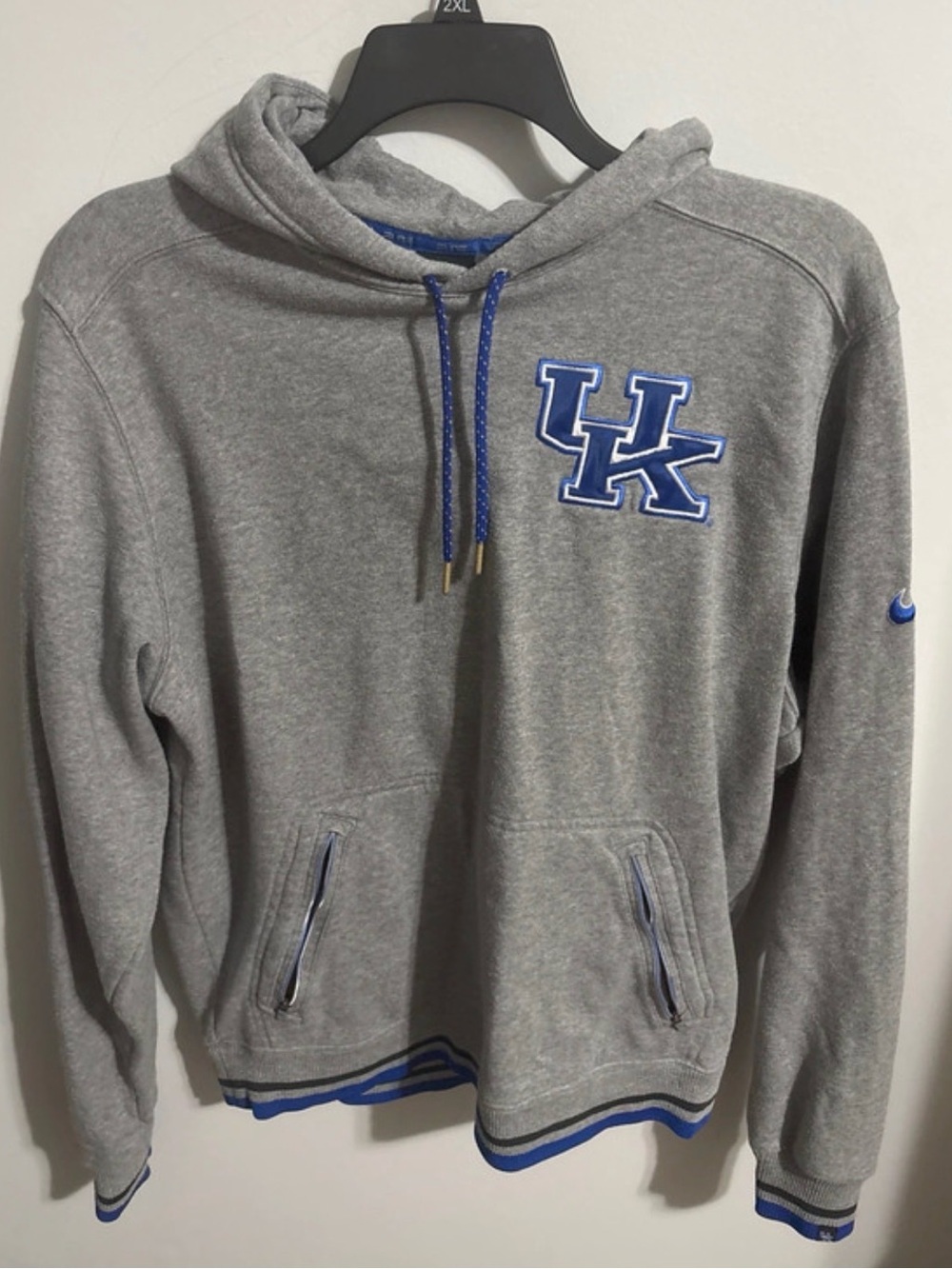 Nike Elite Men's Gray UK Pullover Hoodie with Blue Accents